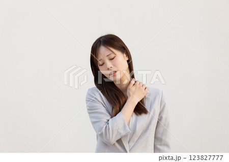肩が痛い女性のイメージ　(写真素材) 123827777