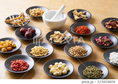 様々な漢方食材 様々な漢方食材 123828604