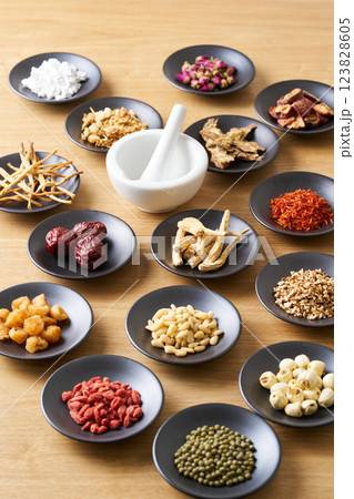 様々な漢方食材 123828605