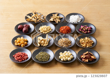 様々な漢方食材 様々な漢方食材 123828607