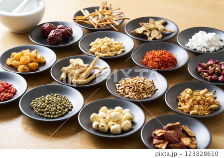 様々な漢方食材 123828610