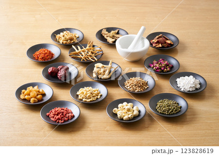 様々な漢方食材 123828619