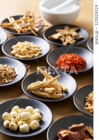 様々な漢方食材 123829124