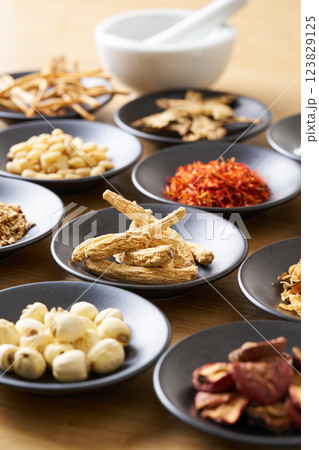 様々な漢方食材 123829125
