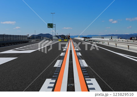 高速道路 123829510