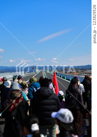 高速道路 123829526