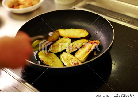 茄子を炒める 123829567