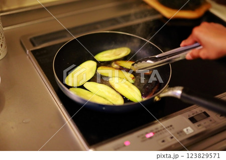 茄子を炒める 123829571