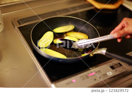 茄子を炒める 123829572