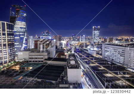 名古屋市、名古屋駅から眺めるささしまライブ方面の夜景 名古屋市、名古屋駅から眺めるささしまライブ方面の夜景 123830442