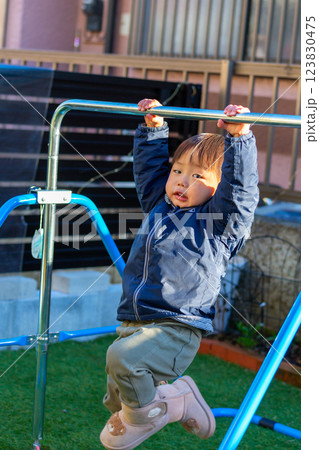 鉄棒で遊ぶ男の子 123830475