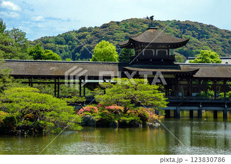 京都　平安神宮の橋殿 123830786