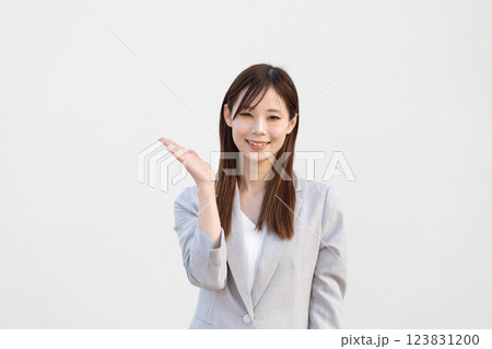 おすすめポーズの女性イメージ (写真素材) おすすめポーズの女性イメージ (写真素材) 123831200