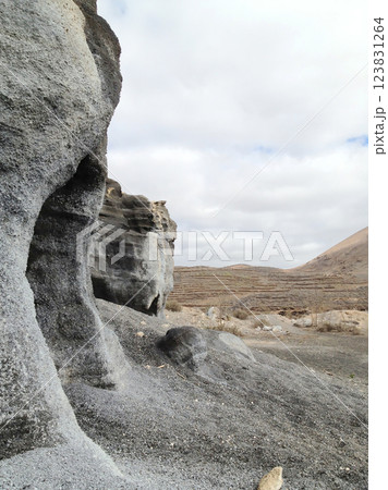 テフラ層の風化で形成された特徴的で印象的なランサローテ島の風 123831264