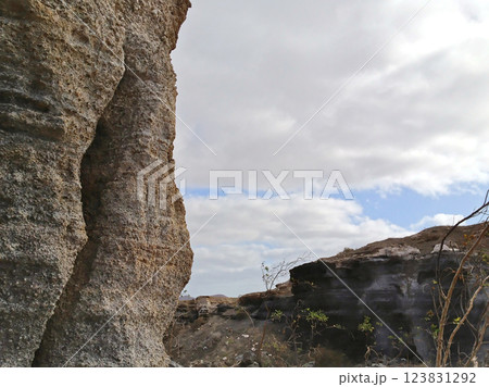 テフラ層の風化で形成された特徴的で印象的なランサローテ島の風 テフラ層の風化で形成された特徴的で印象的なランサローテ島の風 123831292