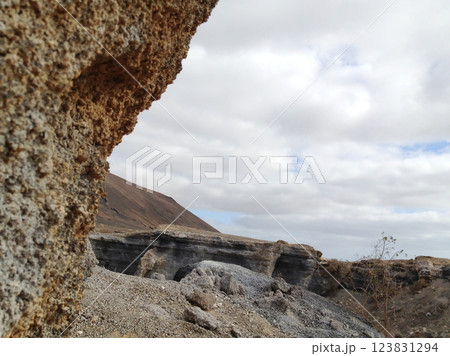 テフラ層の風化で形成された特徴的で印象的なランサローテ島の風 123831294