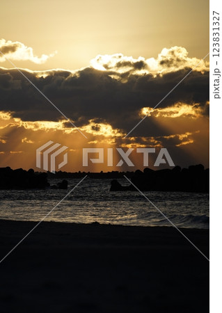 雲の隙間　朝日が照らす幻想的な海辺③ 123831327