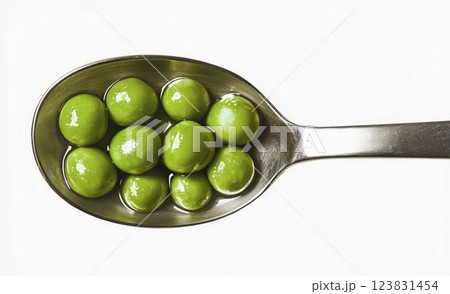 Green peas on metal spoon isolated on white background, top view 123831454