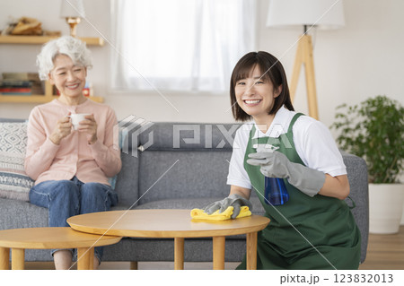 家事代行イメージ　カメラ目線で笑顔の30代の清掃スタッフとシニア女性 123832013
