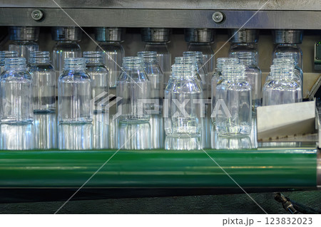 The wide mount plastic bottle manufacturing process by vertical blow mold machine. 123832023