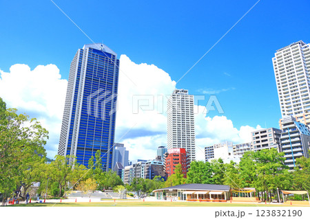 兵庫県神戸市、神戸市役所とマンションの風景 123832190