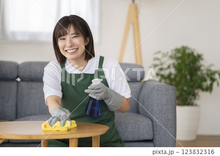 カメラ目線で笑顔の30代の女性清掃スタッフ　家事代行業者イメージ 123832316