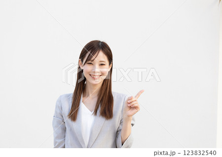 ゆびさしポーズの女性イメージ (写真素材) ゆびさしポーズの女性イメージ (写真素材) 123832540