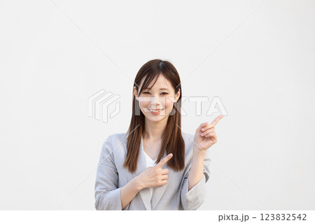 ゆびさしポーズの女性イメージ (写真素材) ゆびさしポーズの女性イメージ (写真素材) 123832542