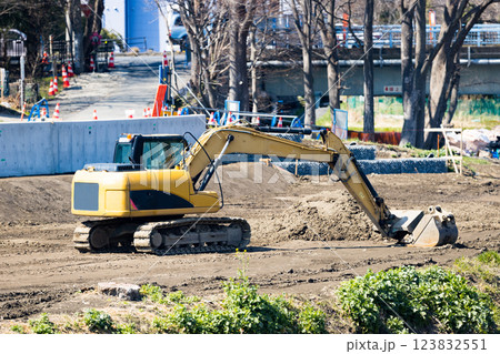 道路工事現場　重機バックホー 123832551