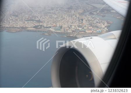 沖縄 飛行機からの景色 沖縄 飛行機からの景色 123832623