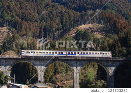 めがね橋を行くキハ147形気動車（JR九州） 123833285