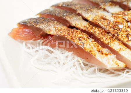 炙り鯖の刺身 123833350