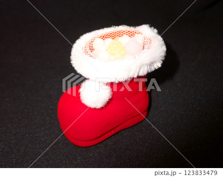 クリスマスな季節の小物 123833479