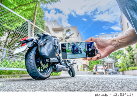 バイクを撮影する男性 123834117