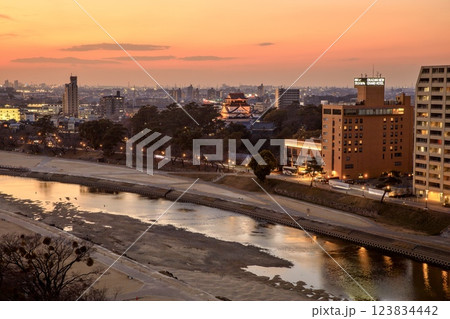 岡崎市、岡崎城公園の夕景 岡崎市、岡崎城公園の夕景 123834442