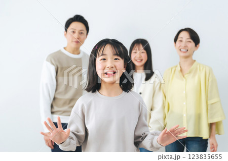 笑顔で並ぶ女の子の家族 123835655