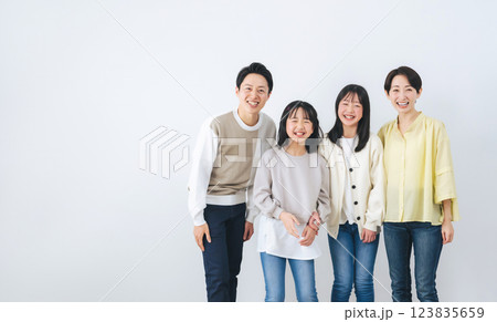 笑顔で並ぶ女の子の家族 123835659
