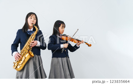 サックスとバイオリンを練習する女子学生グループ サックスとバイオリンを練習する女子学生グループ 123835664