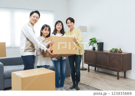 段ボール箱を持つ家族 段ボール箱を持つ家族 123835669