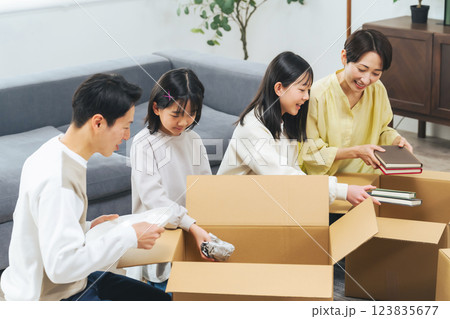 家で協力して荷造り・荷解きする家族 家で協力して荷造り・荷解きする家族 123835677