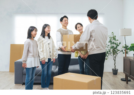 男性スタッフと荷物を受け渡す家族 男性スタッフと荷物を受け渡す家族 123835691