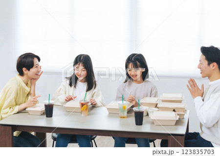 デリバリーフードを食べる女の子の家族 デリバリーフードを食べる女の子の家族 123835703