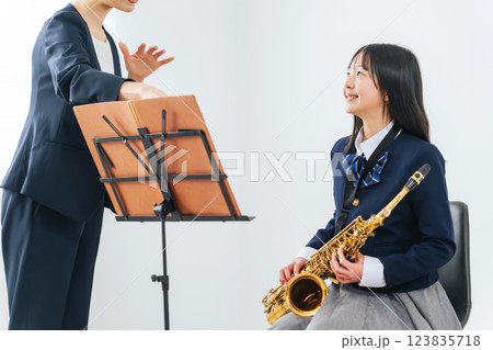 サックス演奏を女子学生に指導する女性教師 サックス演奏を女子学生に指導する女性教師 123835718