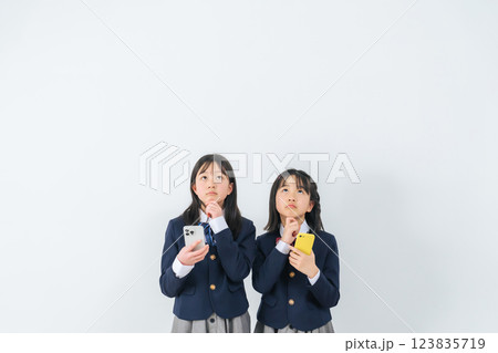 スマホを持って考える女子学生グループ 123835719