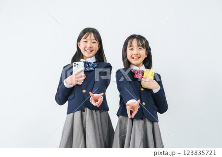 スマホを持ってピースする女子学生グループ スマホを持ってピースする女子学生グループ 123835721