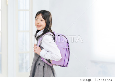ランドセルを背負った女の子 ランドセルを背負った女の子 123835723