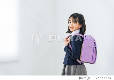 ランドセルを背負った女の子 123835725