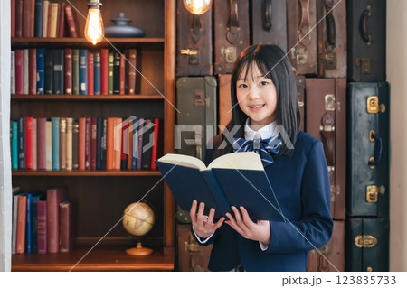 おしゃれなアンティークスペースで本を読む女子学生 123835733