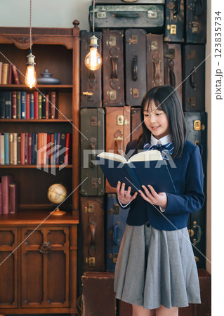 おしゃれなアンティークスペースで本を読む女子学生 おしゃれなアンティークスペースで本を読む女子学生 123835734