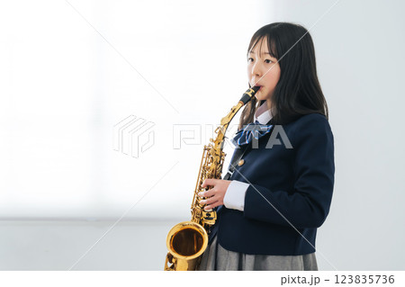 サックスを演奏する女子学生 123835736